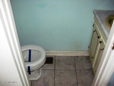 2912 Newport Master Bathroom