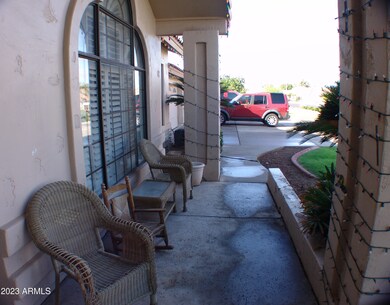 FRONT ENTRY SITTING AREA DSC07048