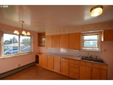 310 W 16th St, the Dalles, OR 97058 - photo 6