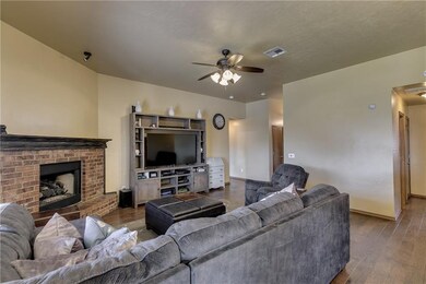 525 Loyd Ln, Moore, OK 73160 - photo 6