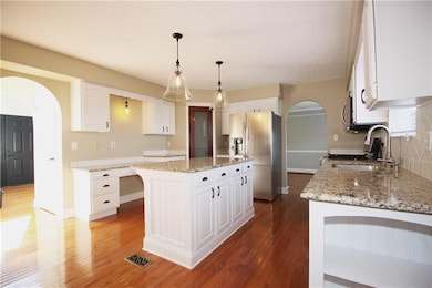 Equipped Eat in Kitchen with Granite Countertops &