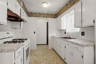 Kitchen    Main Level