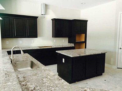 Property Photo. Large Kitchen w/Prep Island