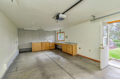 2400 Pinebrook Cir, Medford, OR 97504 - photo 3