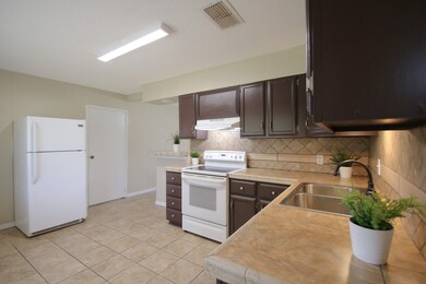 803 W Hutchinson St, Beeville, TX 78102 - photo 4
