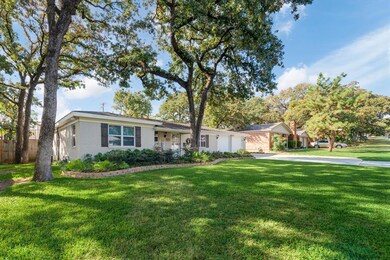 609 Woodcrest Dr, Hurst, TX 76053 - photo 2