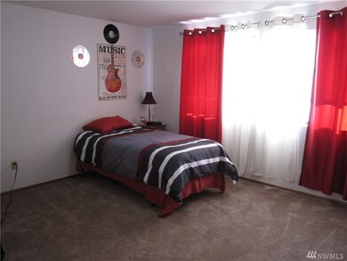 10427 Holly Dr, Everett, WA 98204 - photo 5