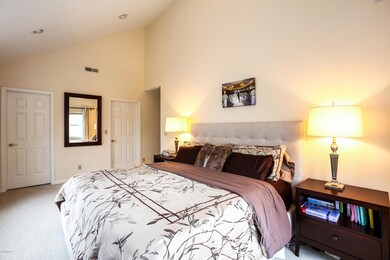 014-Master_Bedroom-5310802-large