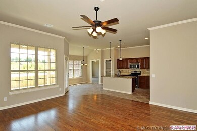 Open plan has 10' ceiling with crown through out t