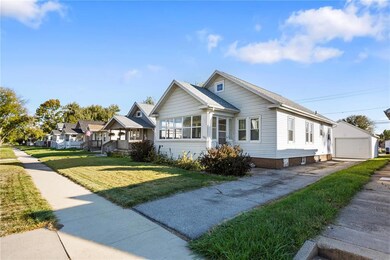 1063 F Ave NW, Cedar Rapids, IA 52405 - photo 2