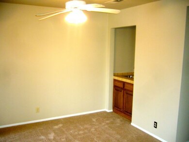 wet bar/dining area