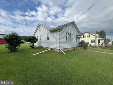 513 E Chestnut St, Hegins, PA 17938 - photo 2