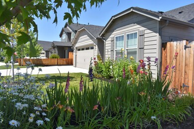 1581 NW 18th St, Redmond, OR 97756 - photo 3