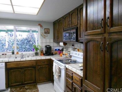 sweet great kitchen. great view to pool & patio