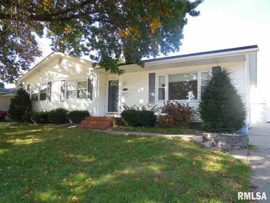 2110 W 38th Place, Davenport, IA 52806 - photo 2