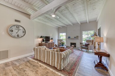004_Living Room