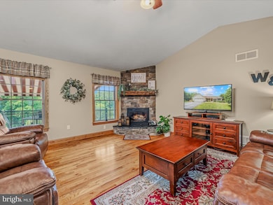 81 Fairview Oaks Ln, Berkeley Springs, WV 25411 - photo 6