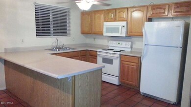 Large Kitchen w/Breakfast Bar