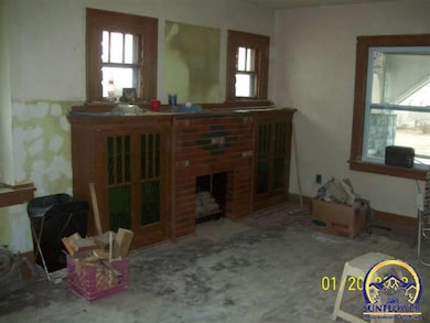 621 SW Wayne Ave, Topeka, KS 66606 - photo 2