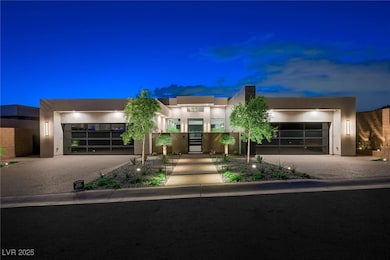 Contemporary house featuring driveway, stucco sidi