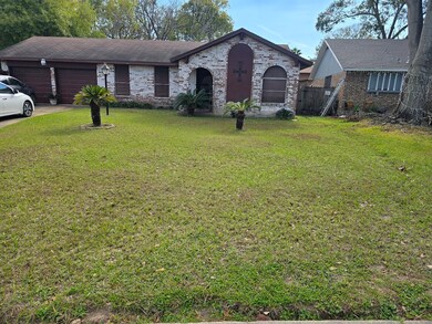 Huge, well-kept front lawn. Easy and ready to deco