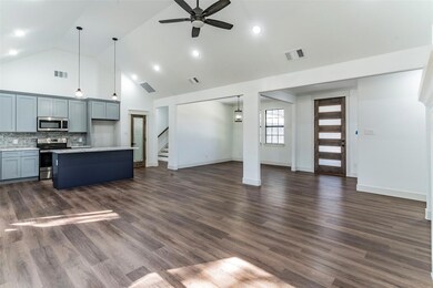 521 W Oakdale St, Cleburne, TX 76031 - photo 3