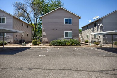 632/634 Valley Heart Ln, Central Point, OR 97502 - photo 3