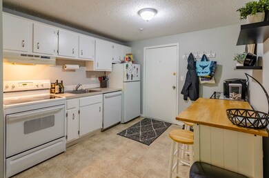 98 Pemberton St unit 34, Dracut, MA 01826 - photo 5