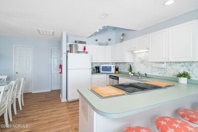 Kitchen w/ peninsula seating