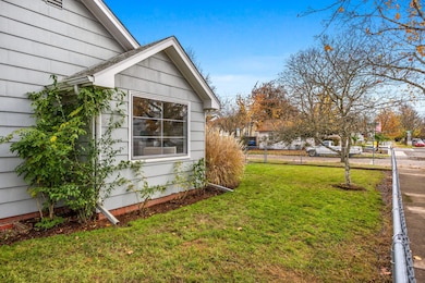 3-web-or-mls-1605 Cottage St NE 3