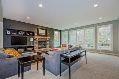 1132 Myrtle Ct_Living (1)