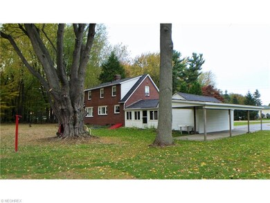 Side view. Nice shaded back yard