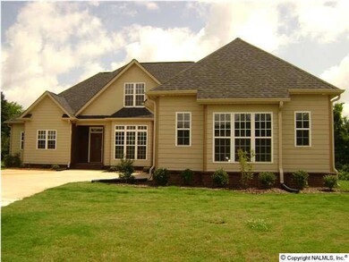 12 Minutes to Research Park, 5 miutes to I565, 12 minutes to Bridge Street, and 8 minuites to downtown Huntsville.