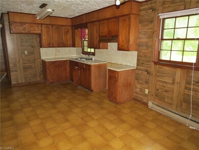 522 Staples St, Reidsville, NC 27320 - photo 3