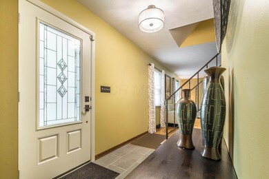 4748 Arthur Ct - Foyer