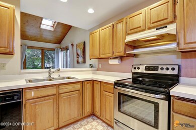Kitchen w/updated appliances