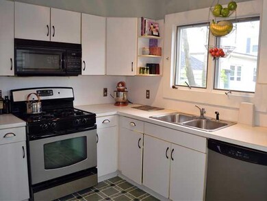 Kitchen Kitchen comes fully applianced: refrigerat
