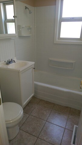 408 Blackhawk Ave, Carpentersville, IL 60110 - photo 5