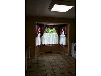 Kitchen. Bay window
