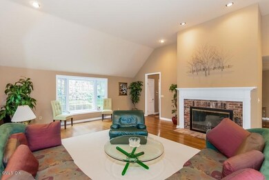 010-Living_Room-979092-mls