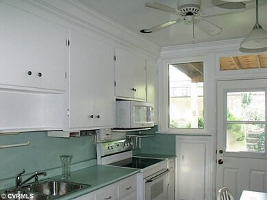 Kitchen - galley kitchen