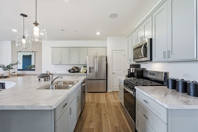 2021 Kensington Ln unit 3004, Hoffman Estates, IL 60169 - photo 4