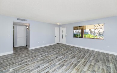 10209 W Kingswood Cir-large-006-005-1020