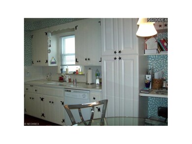 Kitchen w/breakfast area and desk