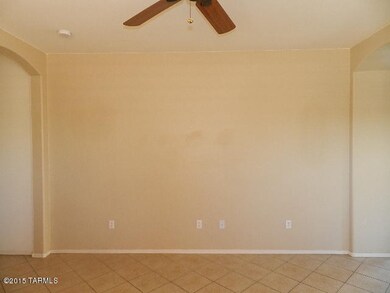 022-192274-LivingRm.JPG