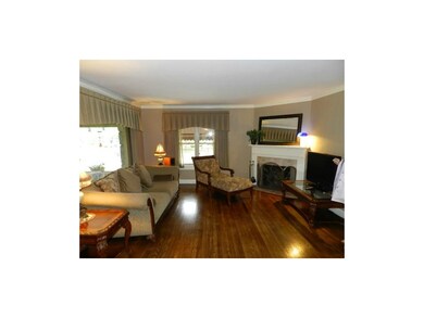 LIVING ROOM W/LARGE WINDOWS