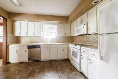 1008 SW Pinto Ln, Blue Springs, MO 64015 - photo 7