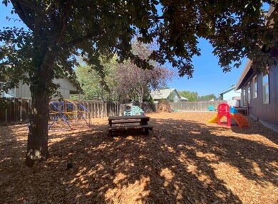 2811 SW Reindeer Ave, Redmond, OR 97756 - photo 3