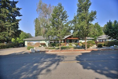 954 NE 9th St, Grants Pass, OR 97526 - photo 3