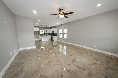 512 W Locust St, Whitewright, TX 75491 - photo 2